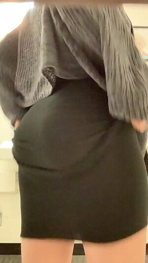 I’m finally back after a year-long hiatus. Who wants to be the first to welcome me back & get a whiff of my delicious creamy panties? 🎀 2 pics + 3 days wear included for a limited time 😻