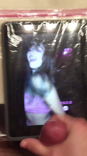 Had to tribute Selena's new dancing gif