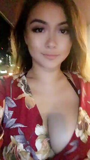 Vicki Li jiggling while walking