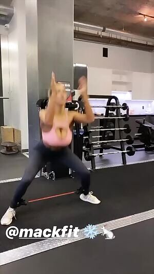 Busty: Lindsey Pelas