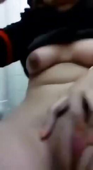 Arab Girl Masturbating in her Hijab