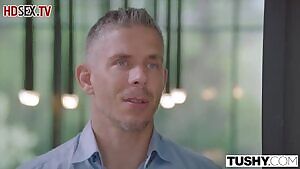 The man spread her legs girlfriend and fucked her in tight ass