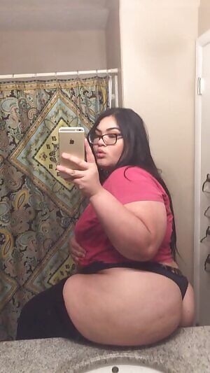 About to hop in the shower, wanna get my back?😏💦