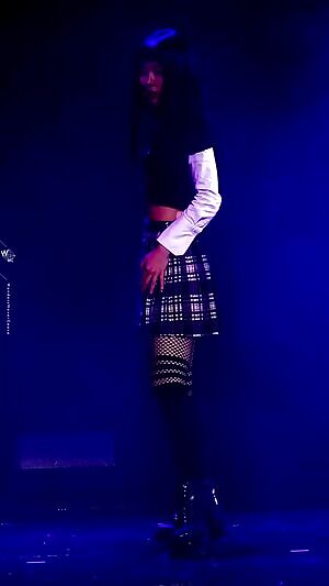 RED VELVET Seulgi in sexy schoolgirl outfit