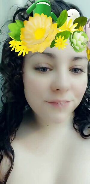 A messy girl in the bath 😈🤤