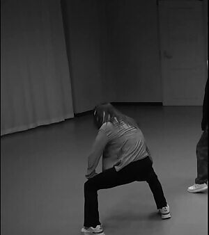 Saerom twerking