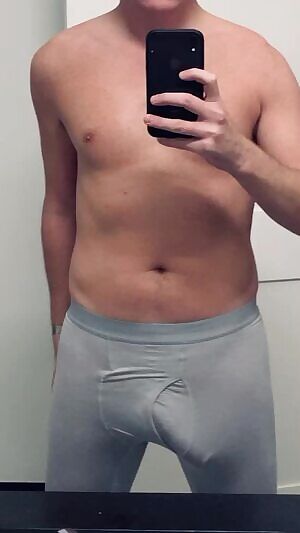 Just another thick dick bulge gif. PMs welcome.