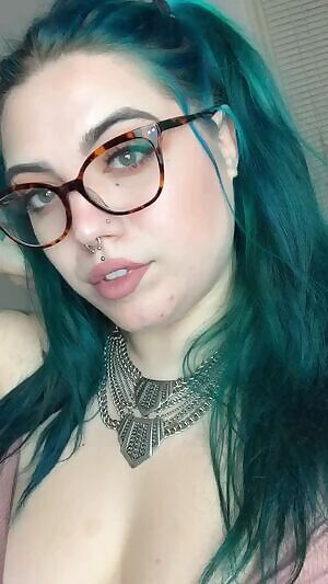 She finally took her elf ears off! 😏