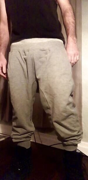 Saggin gray sweats on gray trunks. Look good dont it....