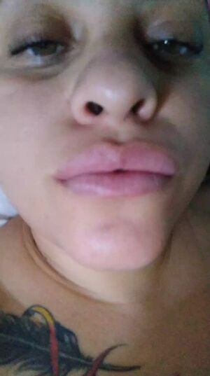 Homewrecking Brunette Kiss homewrecker