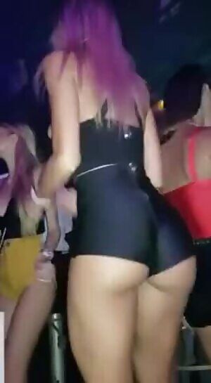 Perfect 10 Shaking her Perfect 10 Ass