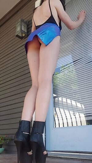 Fit girl + ma in psych + voyer: here's a vid of me outside my door trying to get the construction worker's attention!