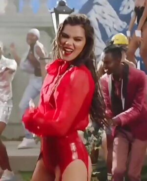 Hailee Steinfeld shaking her perfect piece of ass
