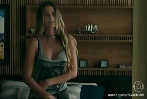 Yasmin Brunet shows her nice plots