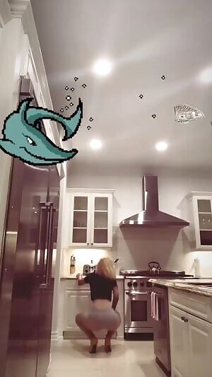 Iggy Azalea Dancing