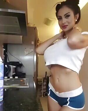 Maria Cavalo presenting her talents