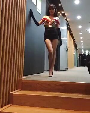 HYUNA - Slutty Walk, Up Close View Of Thighs With Kiss