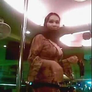 Hijabi arab shows ass and boobs in a dubai club