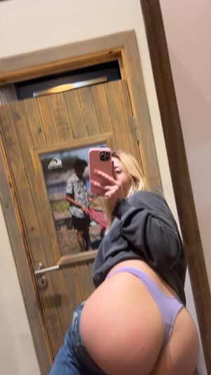Do older men stare at me too long?… be honest 👀😏 18F