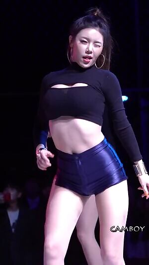 Laysha - Hyeri lifting her shirt