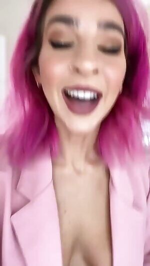 Gabbie Hanna Cleavage