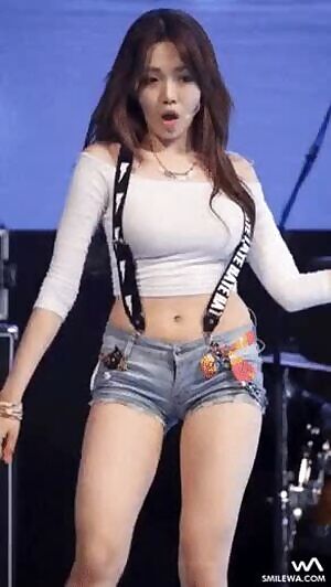 Who is this girl ? , good dance hmm!