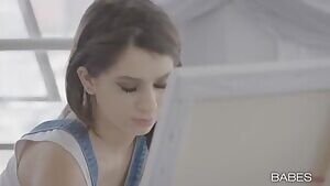 Joseline Kelly - Painting all over the artist's face