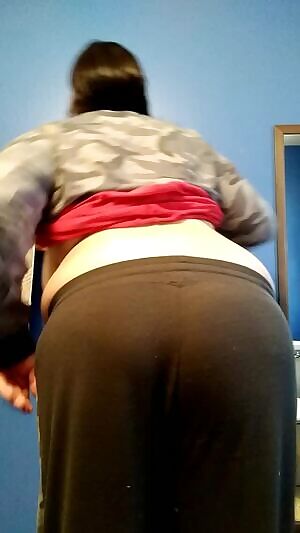 Little slap for a big booty. 👋🍑