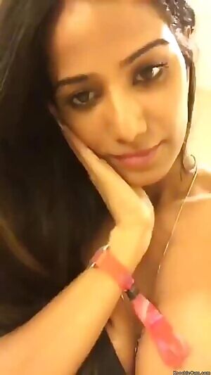 Poonam Pandey : Nip Slip