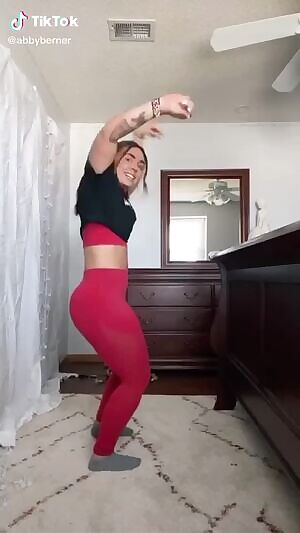 PAWG doing the splits