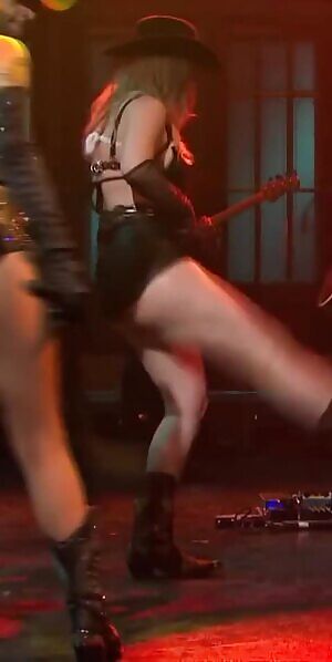 Been stroking to Halsey so much