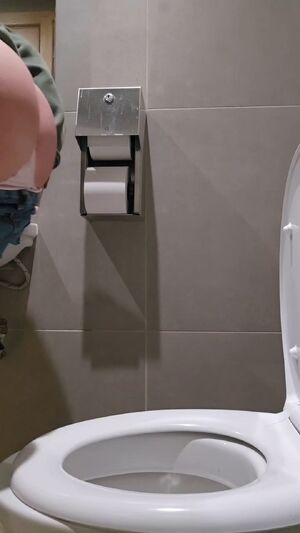 Wetting Ass MILF Pee Peeing