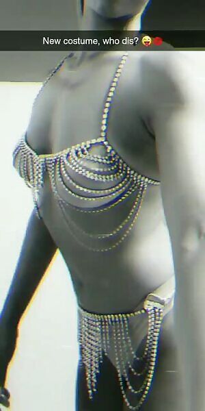 Back stage changing room fun 😘