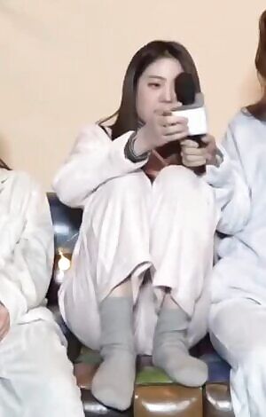 Fromis_9 - Gyuri in pajamas