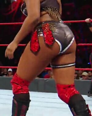 I want to cum on her ass