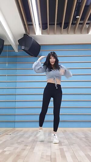 TWICE - Momo