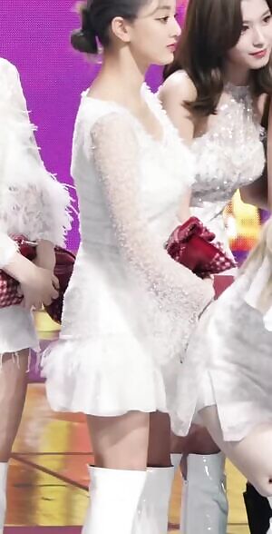 TWICE Jihyo cleavage peek